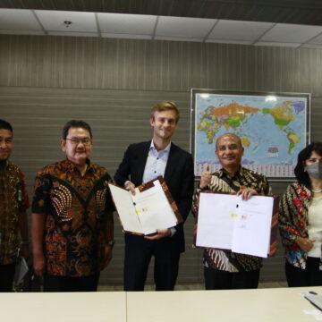 Employees from COBOD and Bakrie celebrating the signing of a joint venture agreement
