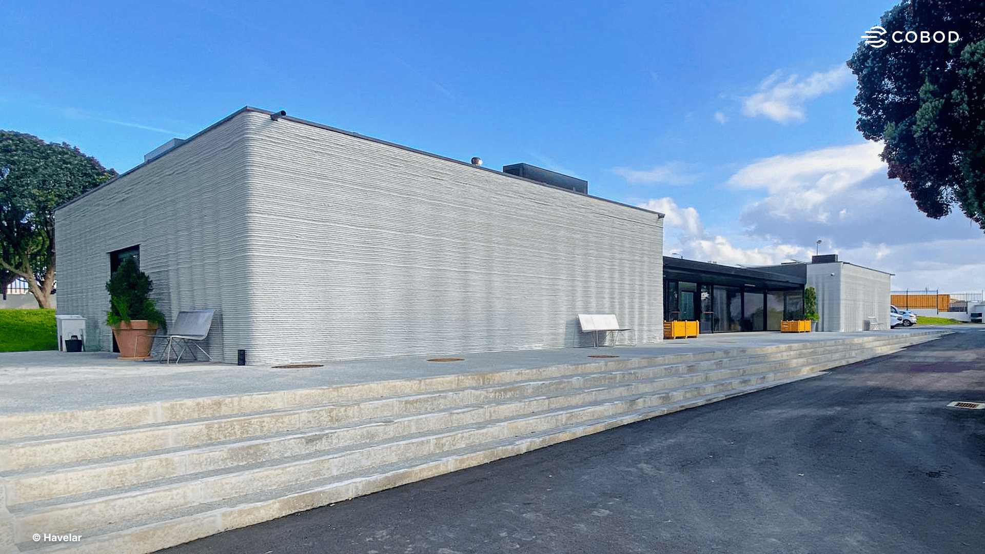 Exterior view of the completed Ecocentro de Perafita office, Matosinhos, Portugal. The 500 m² structure was printed in 9 days using a COBOD BOD2 printer with a four-person crew.