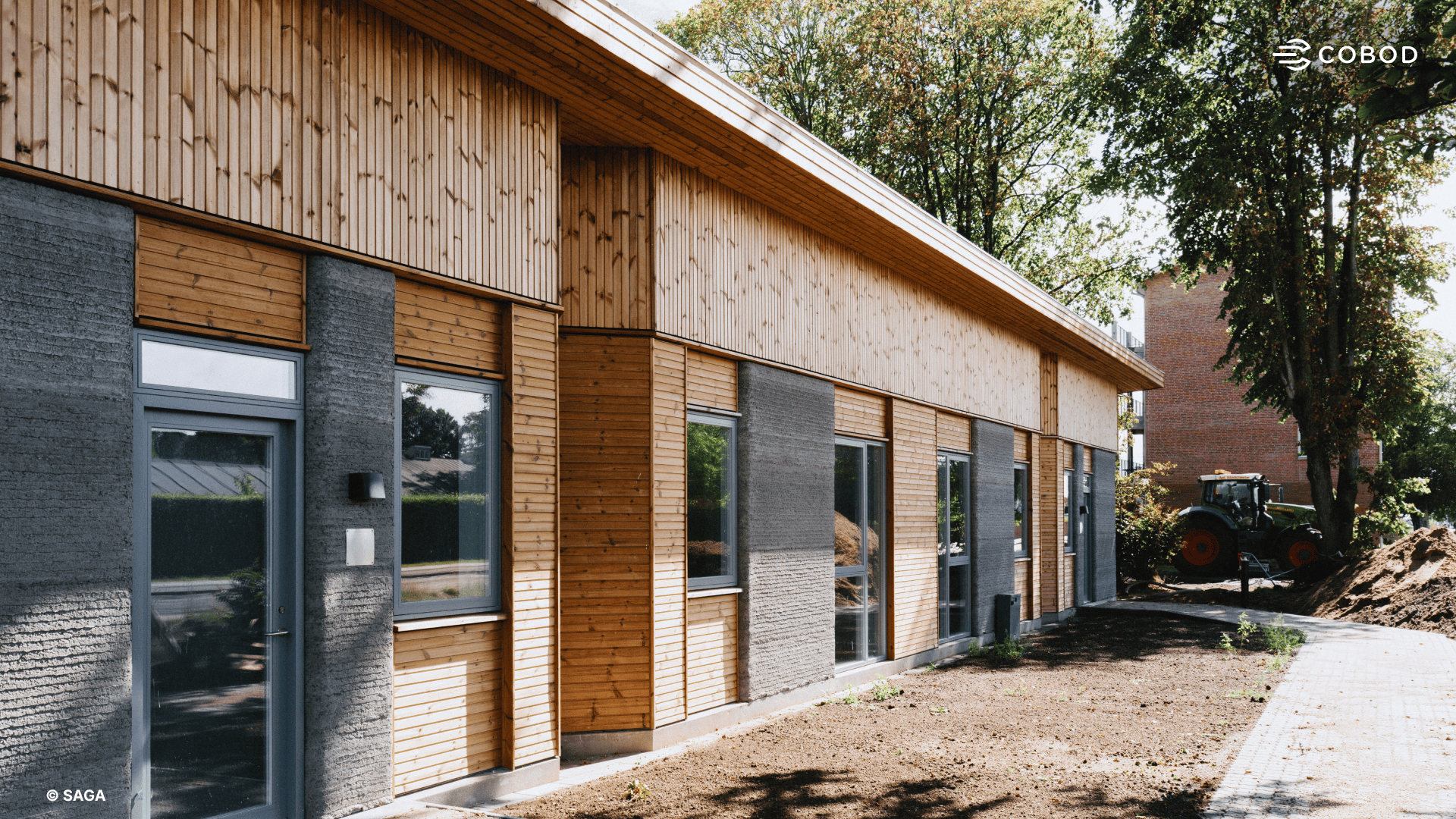 The printed façade, combining exposed concrete and wood.